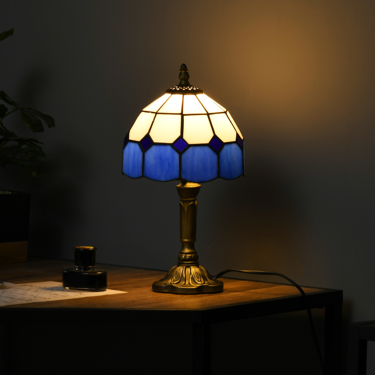 The Hollowmere Table Lamp — Stained Glass